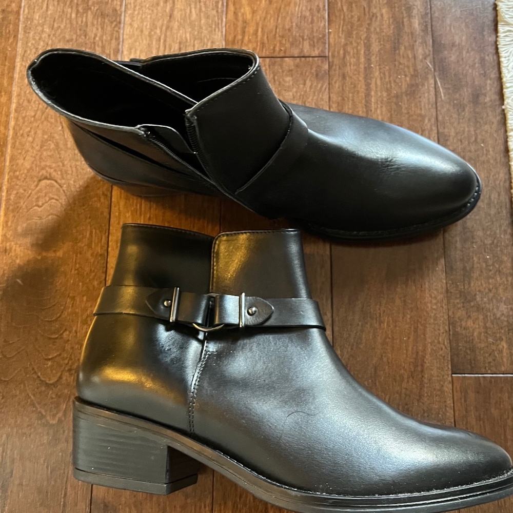 Italian Shoemakers  leather ankle boot never worn